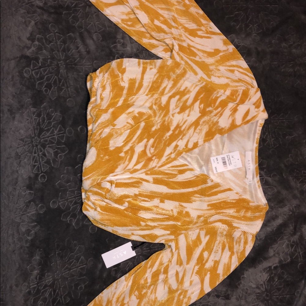 Mid cropped. Low V neck shirt